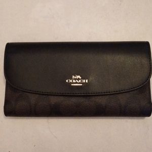 COACH 3-fold wallet matches the coach carry all purse